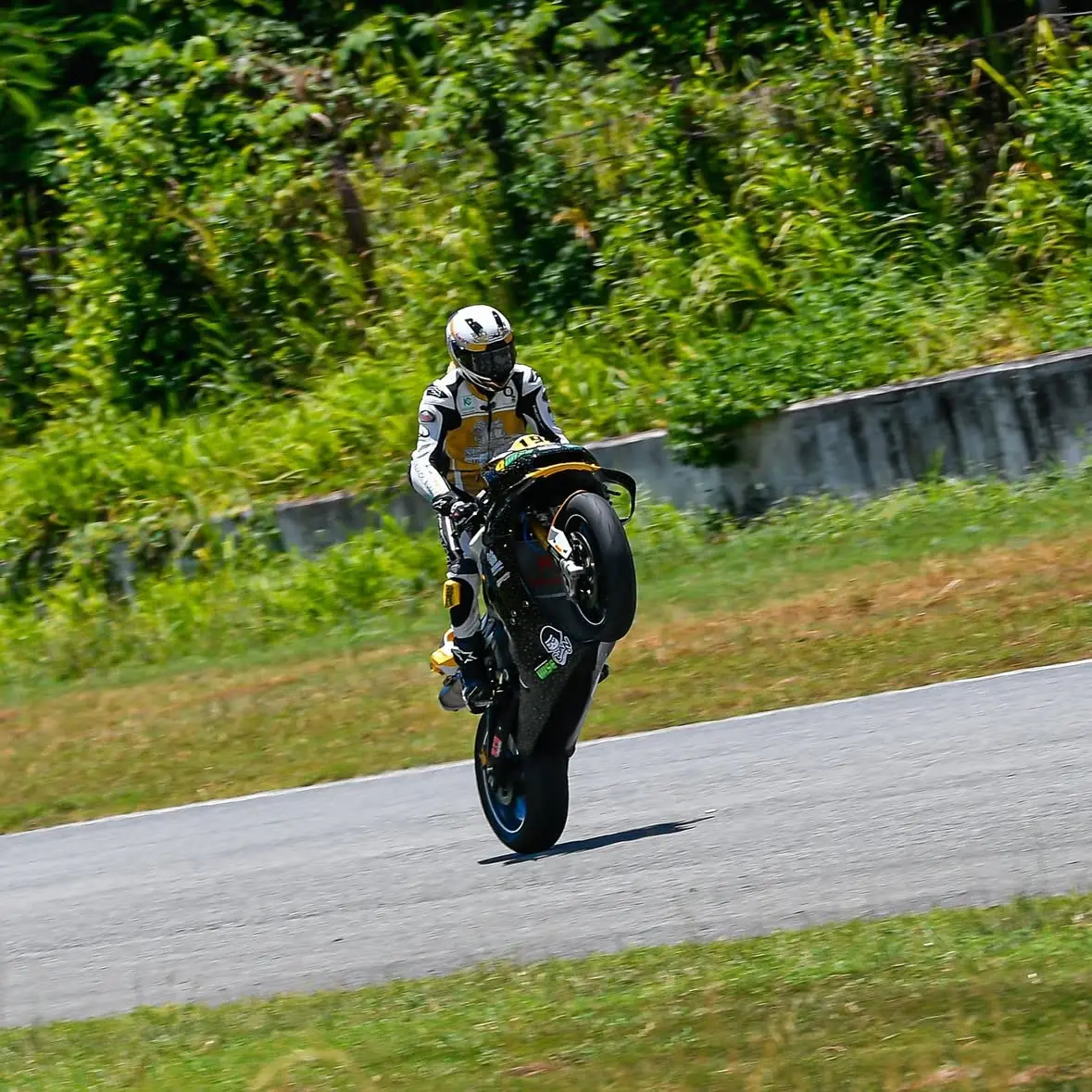 อิงค์ อัศวานันท์ แชมป์Super Bike