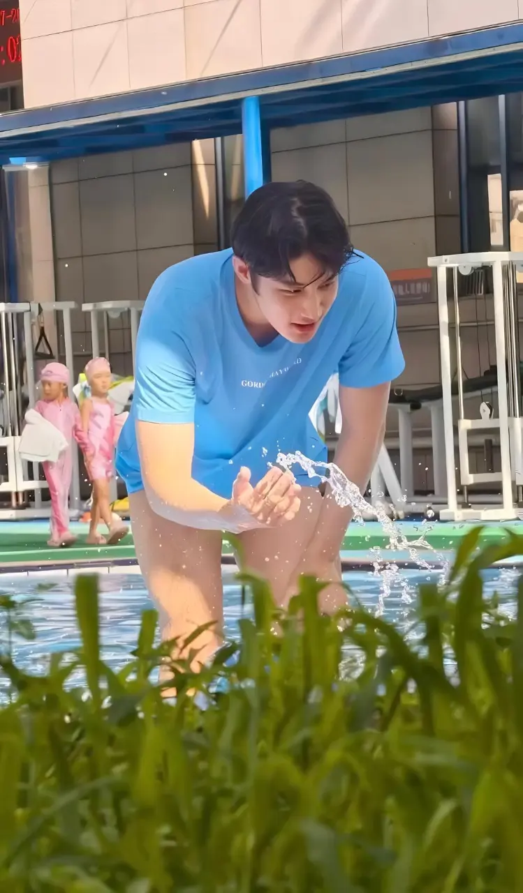 Swimming coach : chen jing lun