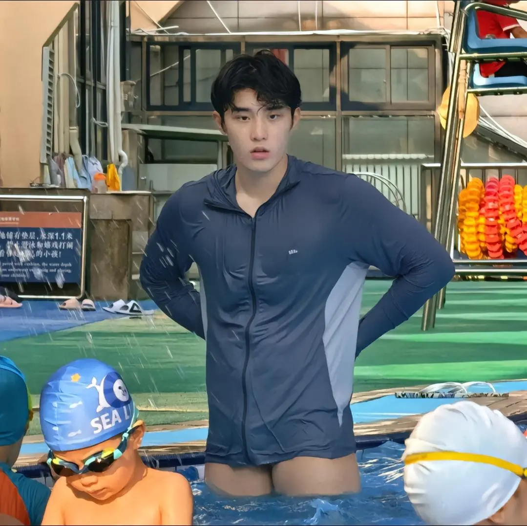 Swimming coach : chen jing lun