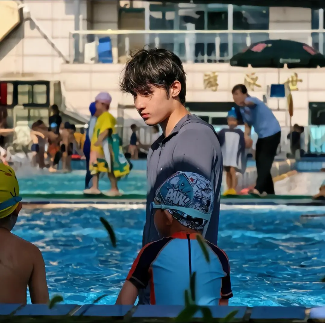 Swimming coach : chen jing lun