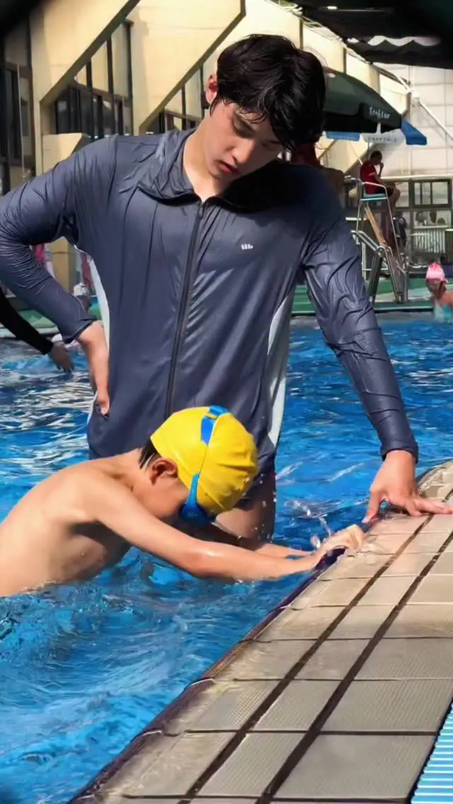 Swimming coach : chen jing lun