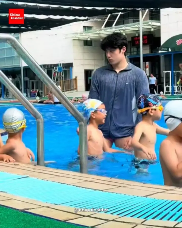 Swimming coach : chen jing lun