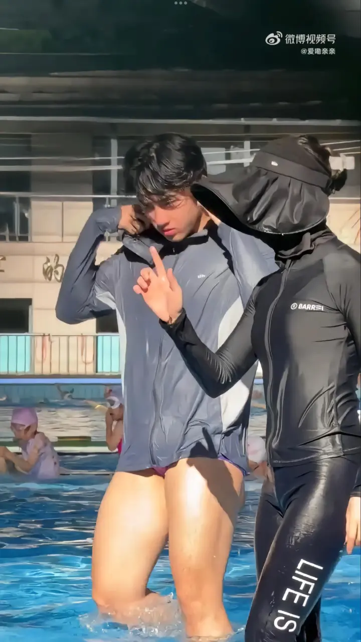 Swimming coach : chen jing lun