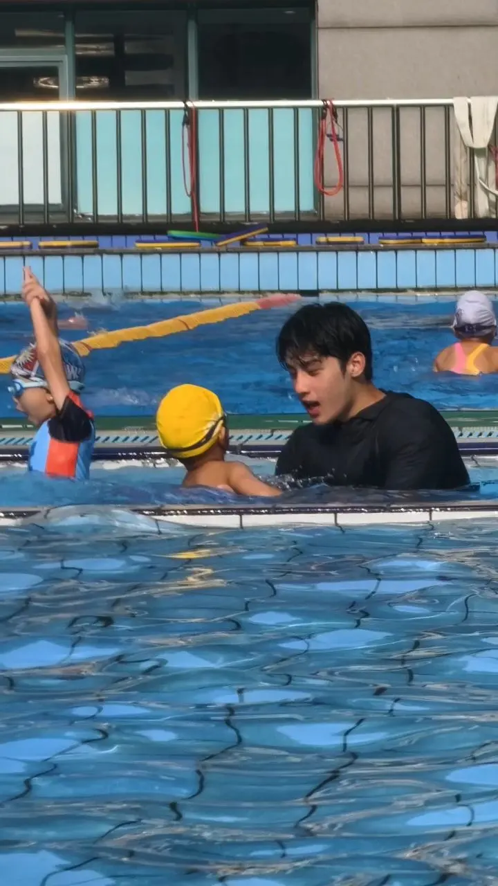 Swimming coach : chen jing lun