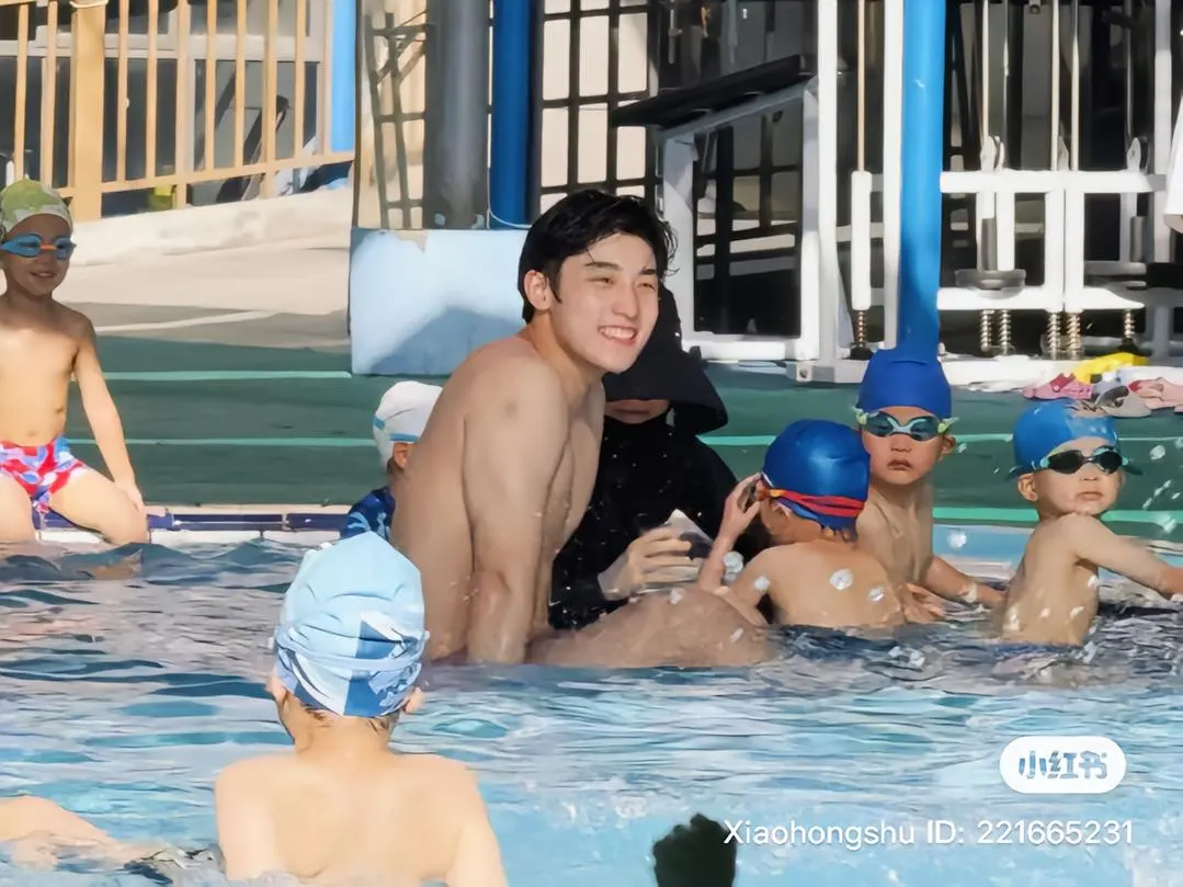 Swimming coach : chen jing lun