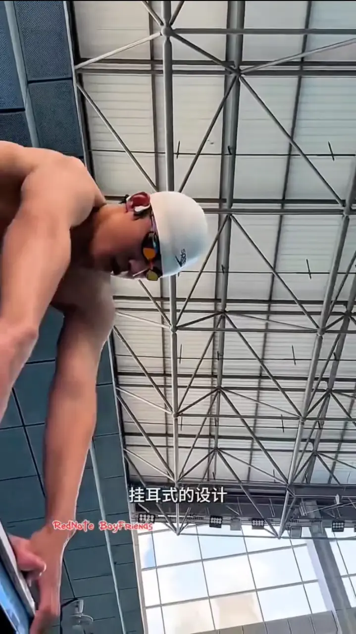 Swimming coach : chen jing lun