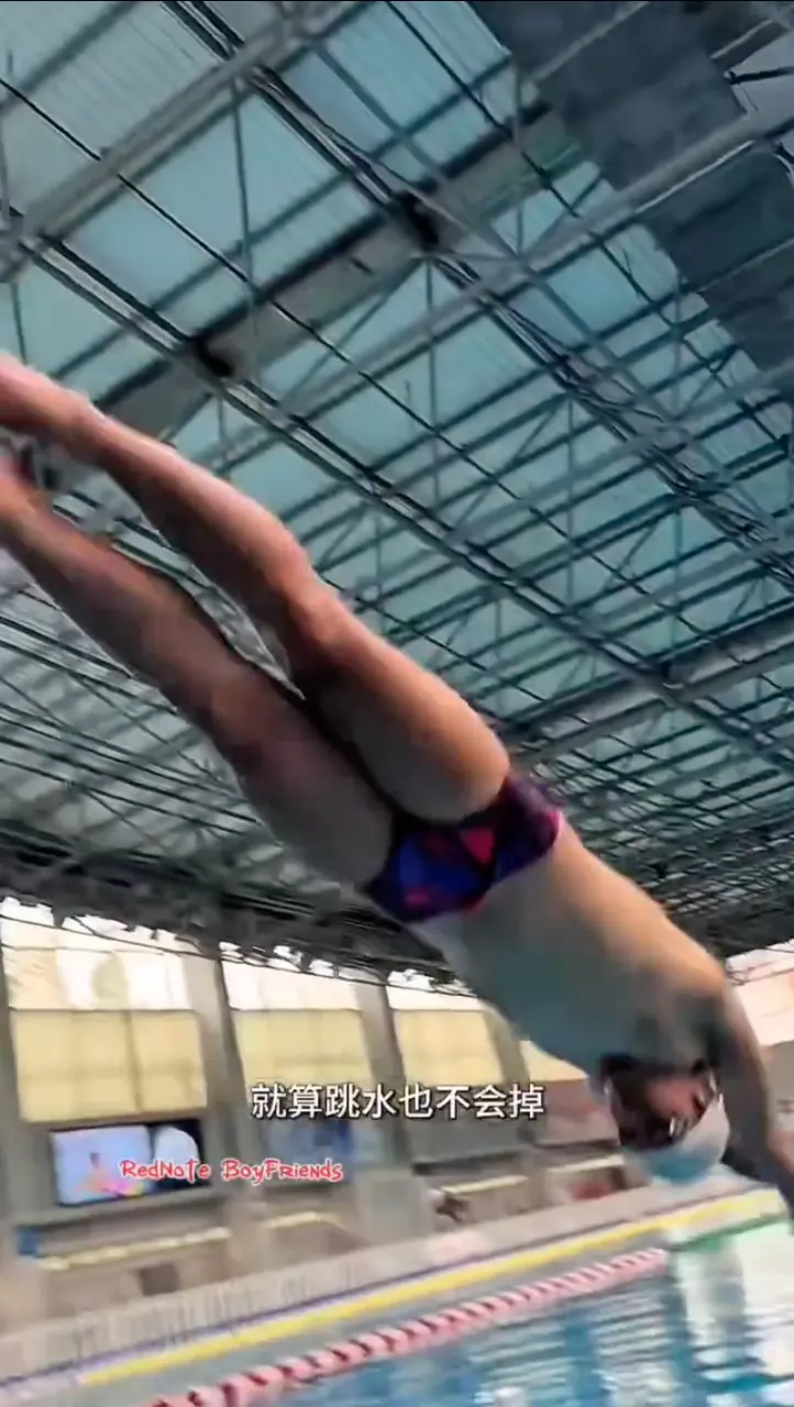 Swimming coach : chen jing lun