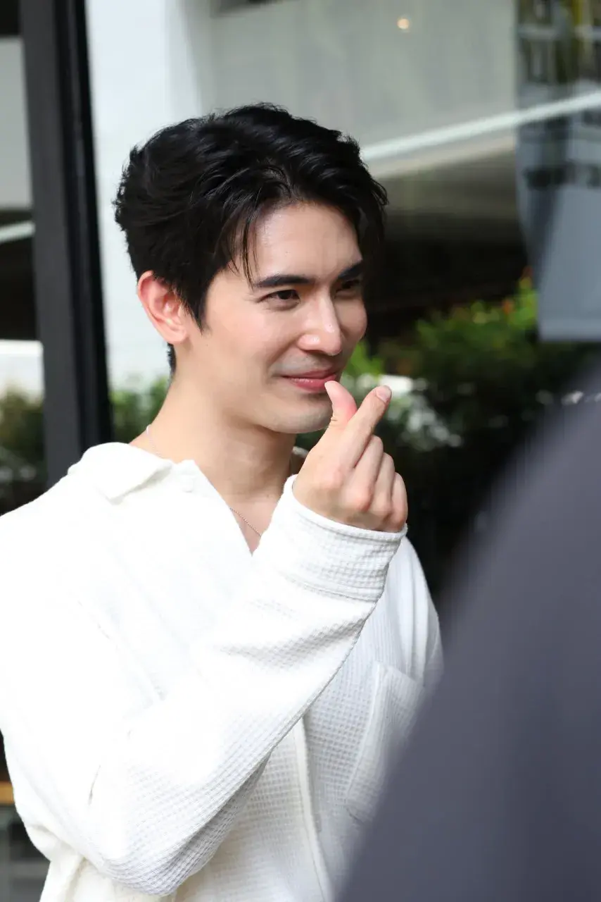 พระเอกเขาจูบกัน