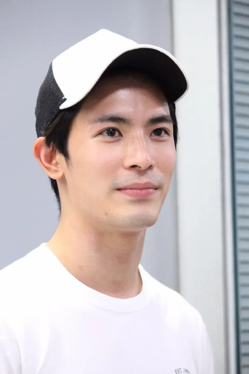 พระเอกเขาจูบกัน