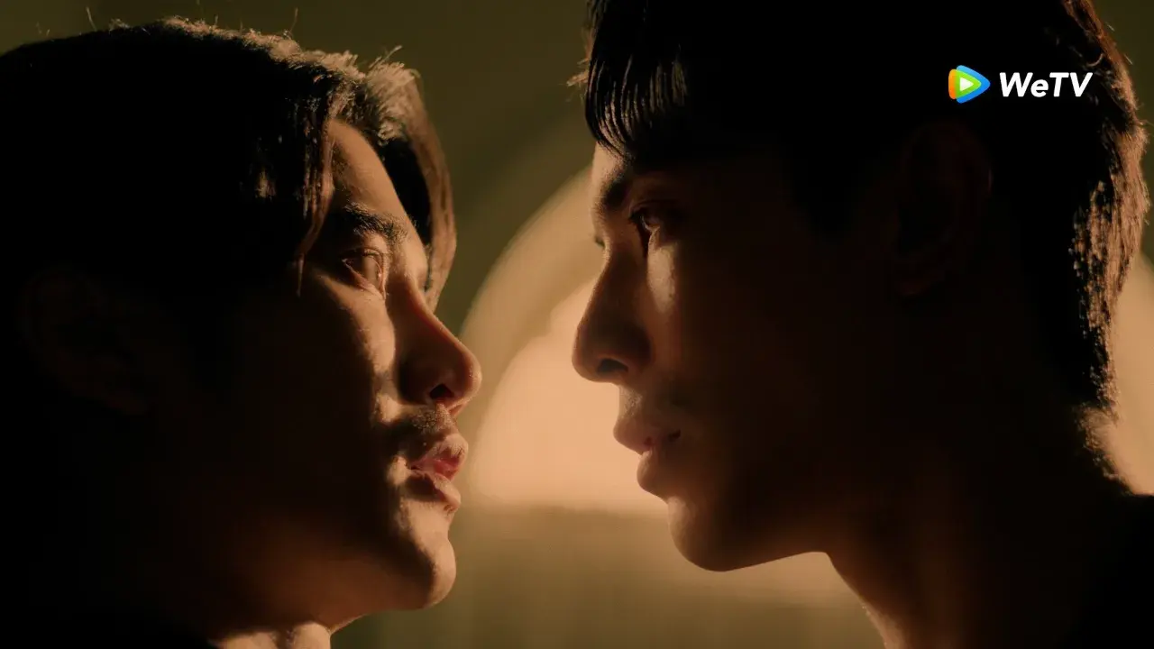 พระเอกเขาจูบกัน