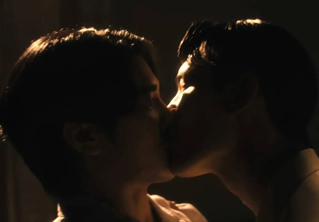 พระเอกเขาจูบกัน