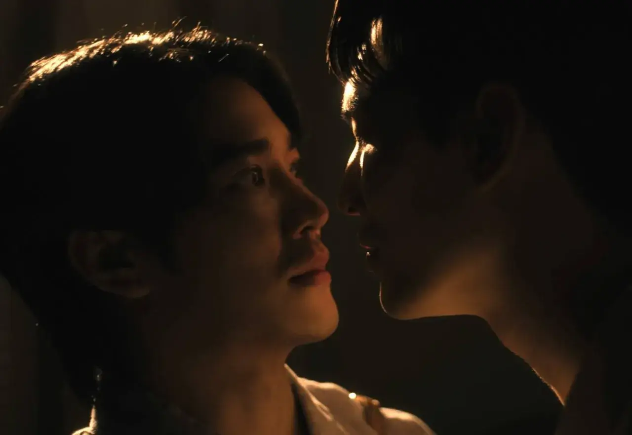 พระเอกเขาจูบกัน