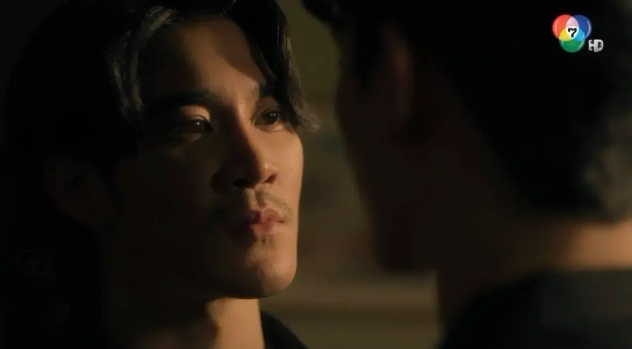 พระเอกเขาจูบกัน