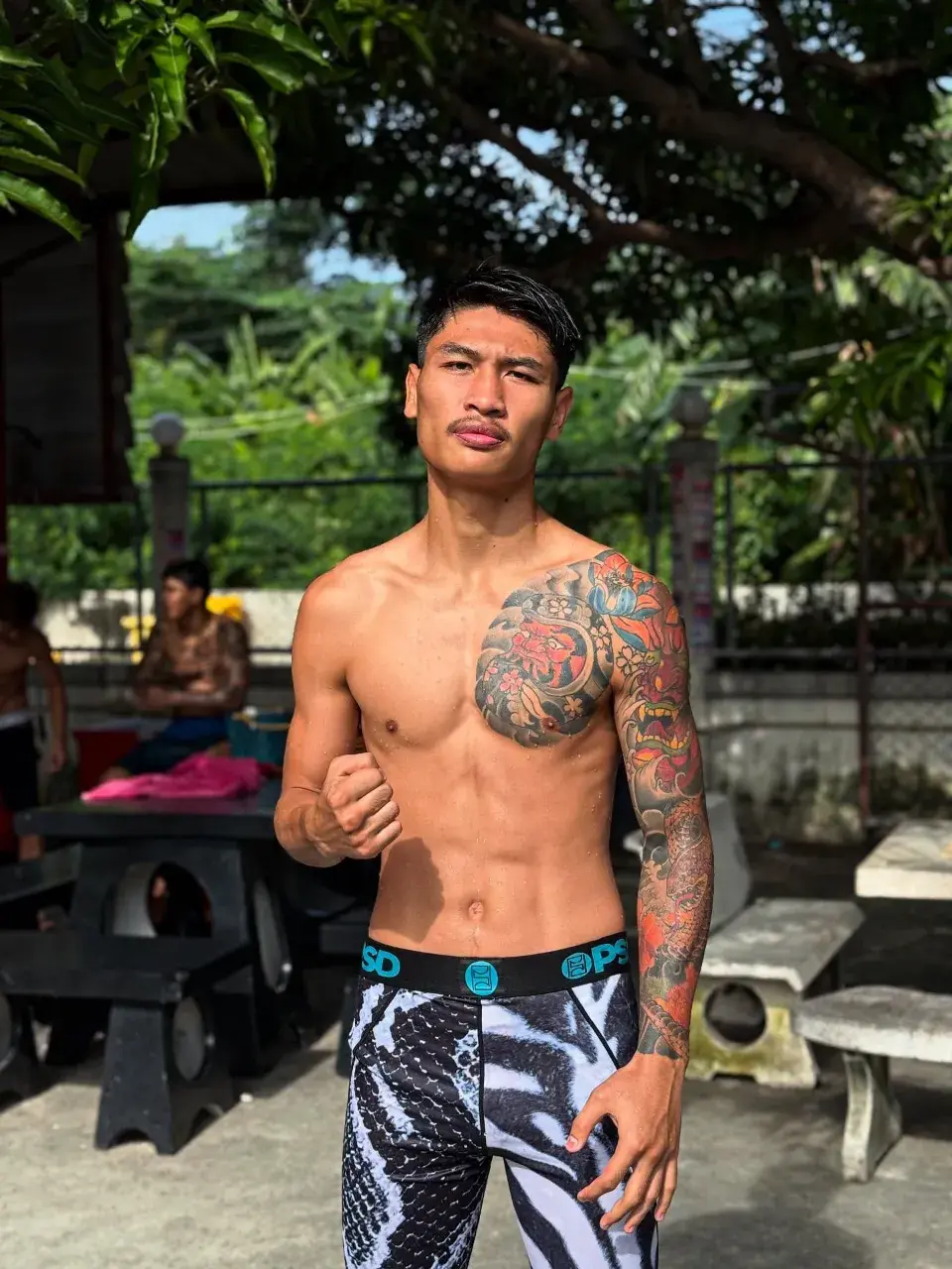 อวยคม อมโค้ก