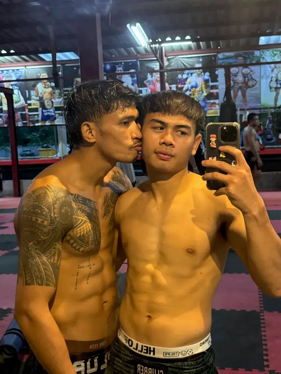 อวยคม อมโค้ก