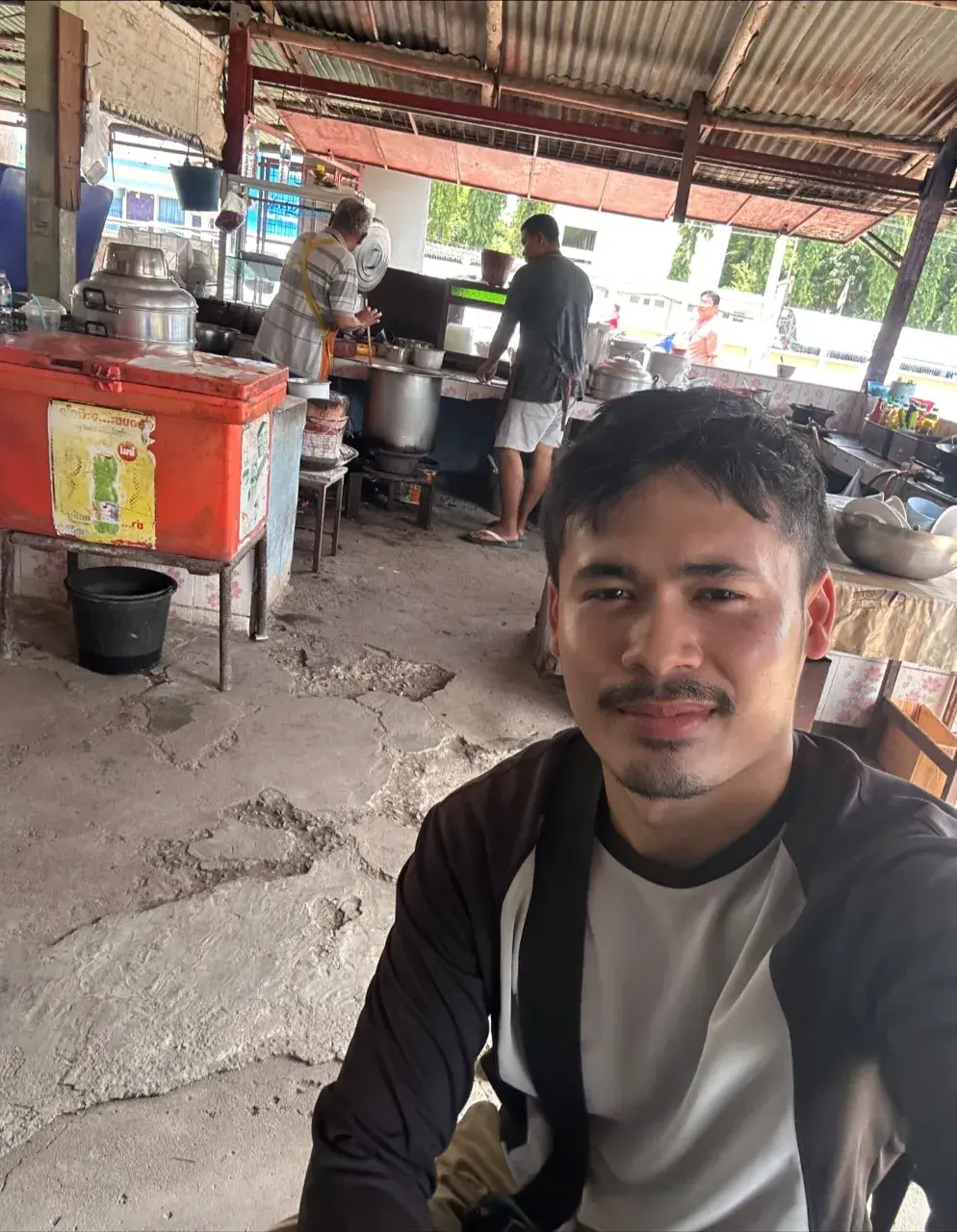 ยอมแตกกลางน้ำตก