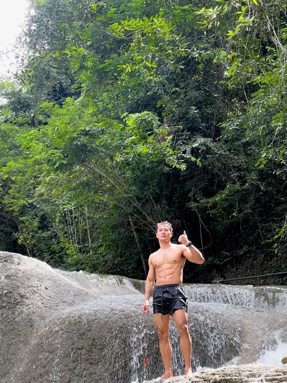 ยอมแตกกลางน้ำตก