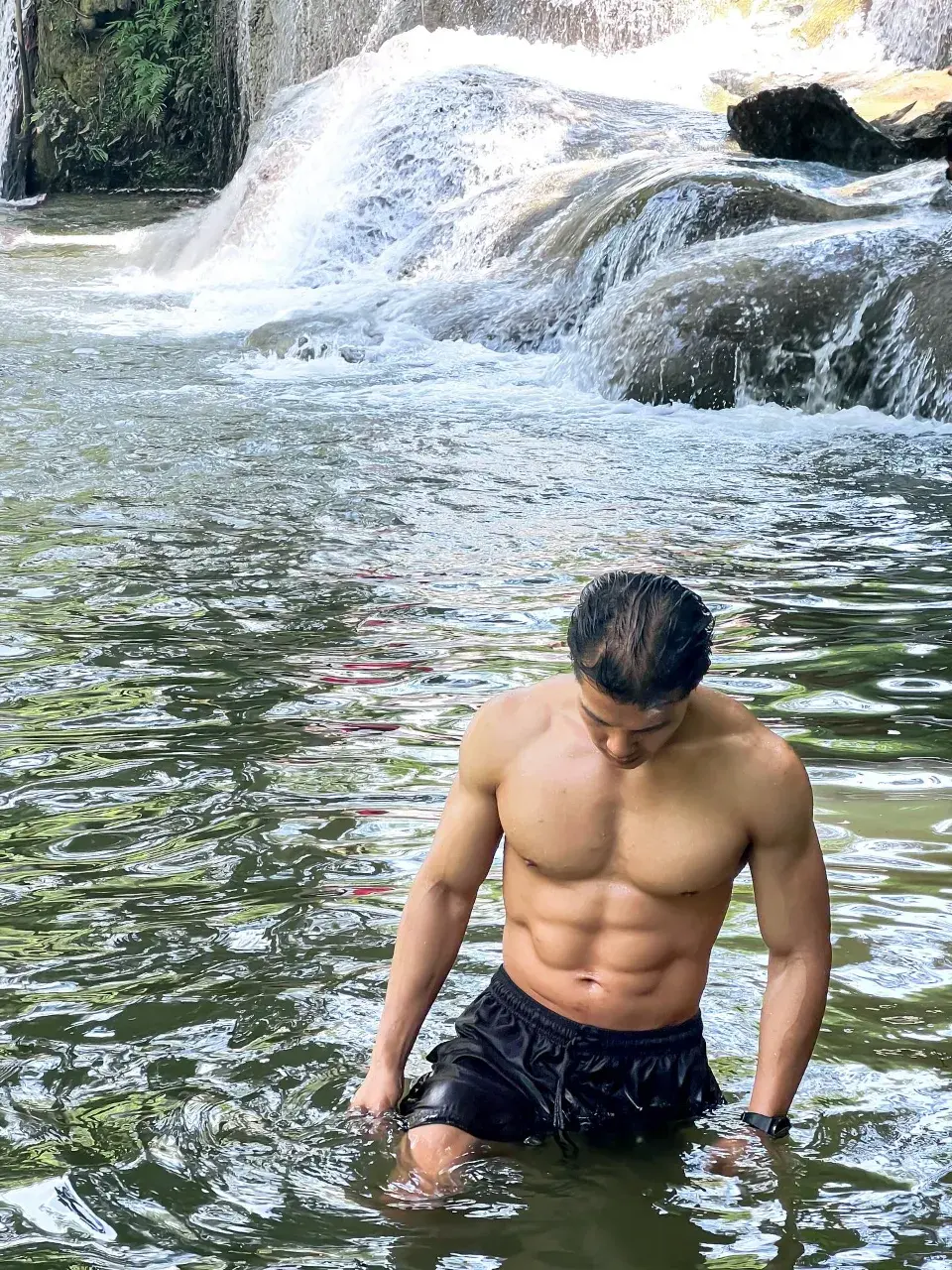 ยอมแตกกลางน้ำตก