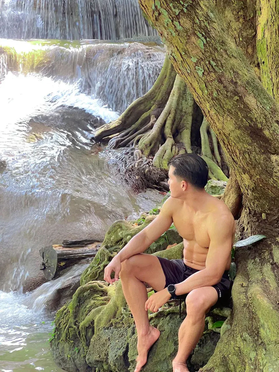 ยอมแตกกลางน้ำตก