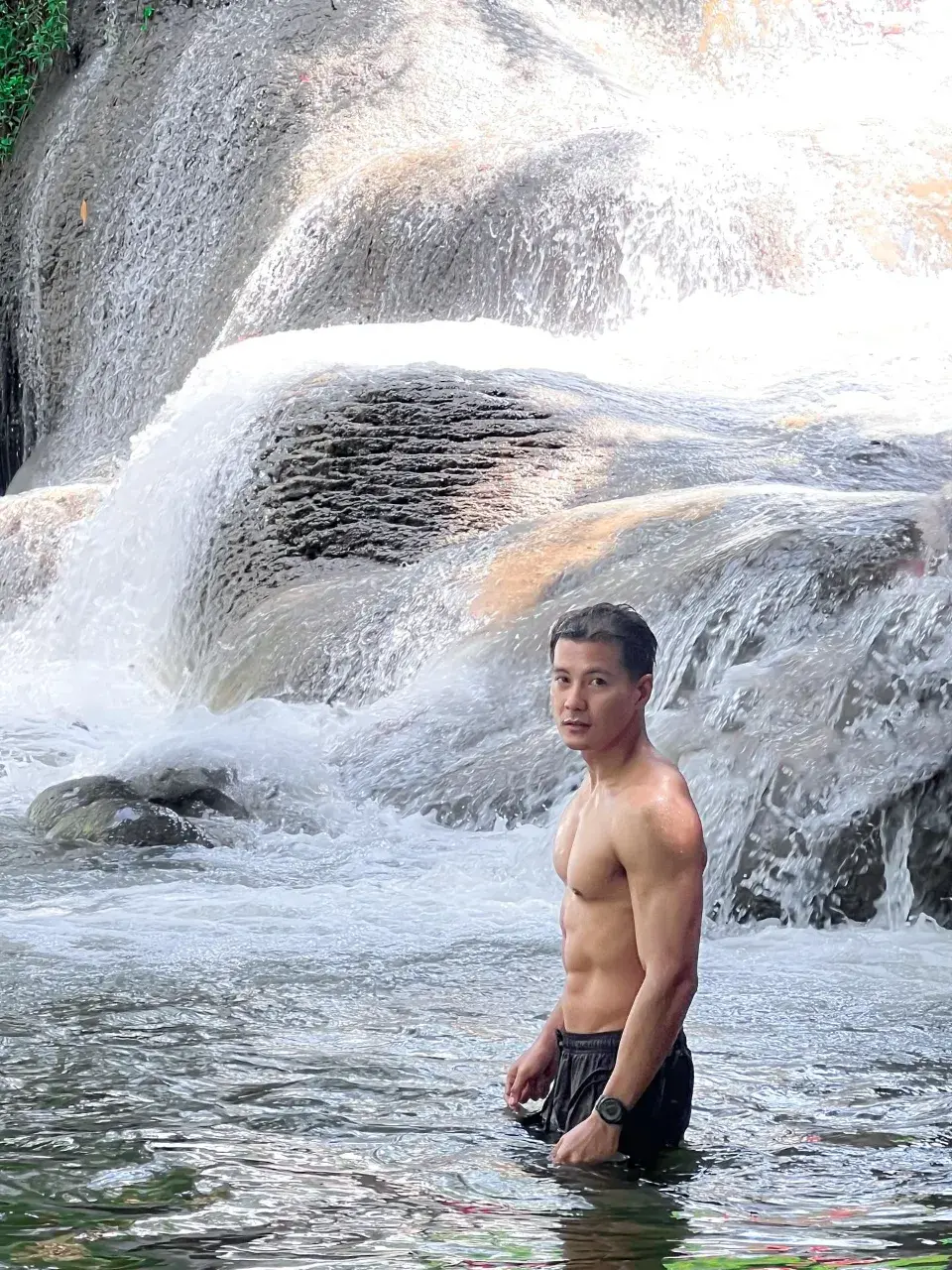 ยอมแตกกลางน้ำตก