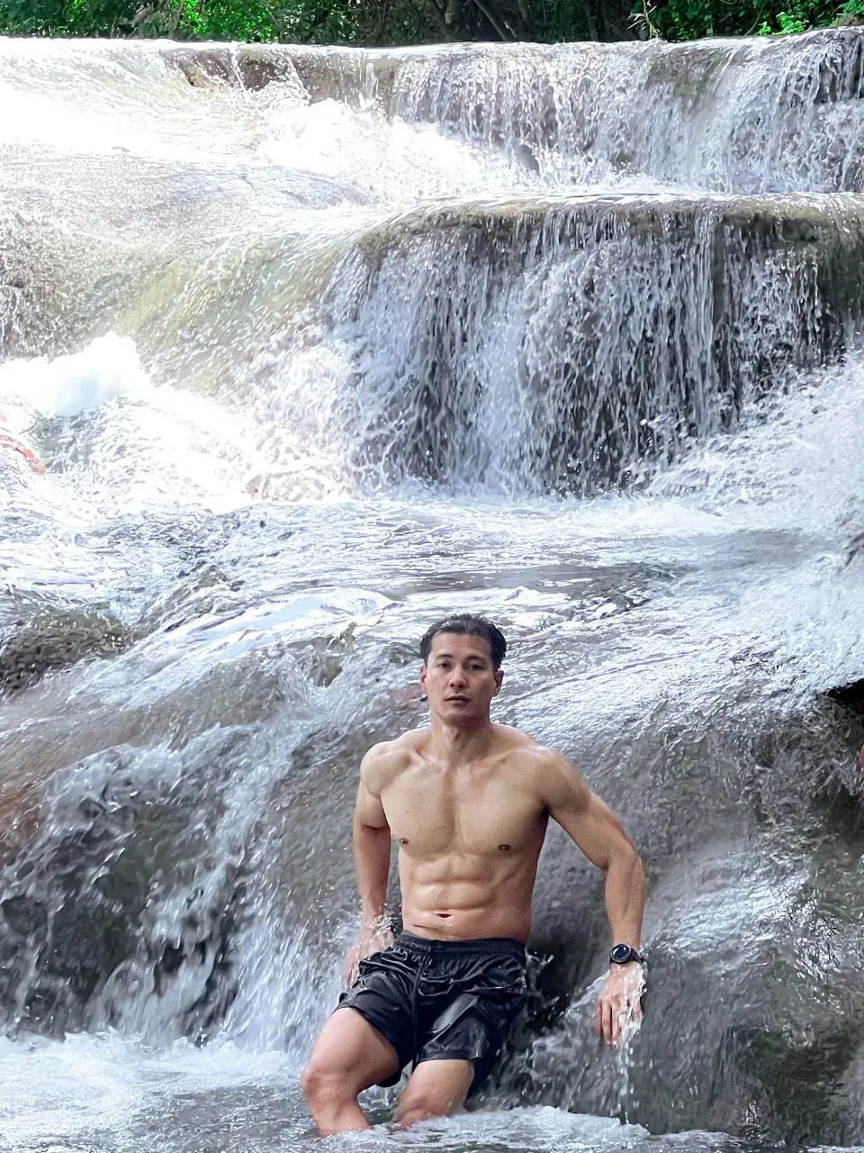 ยอมแตกกลางน้ำตก