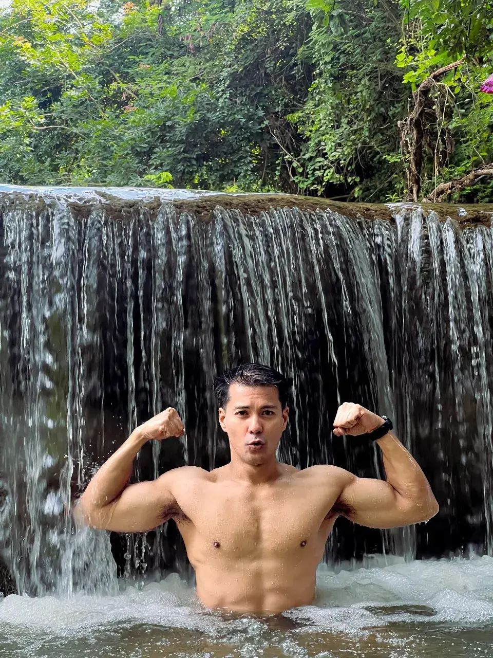 ยอมแตกกลางน้ำตก