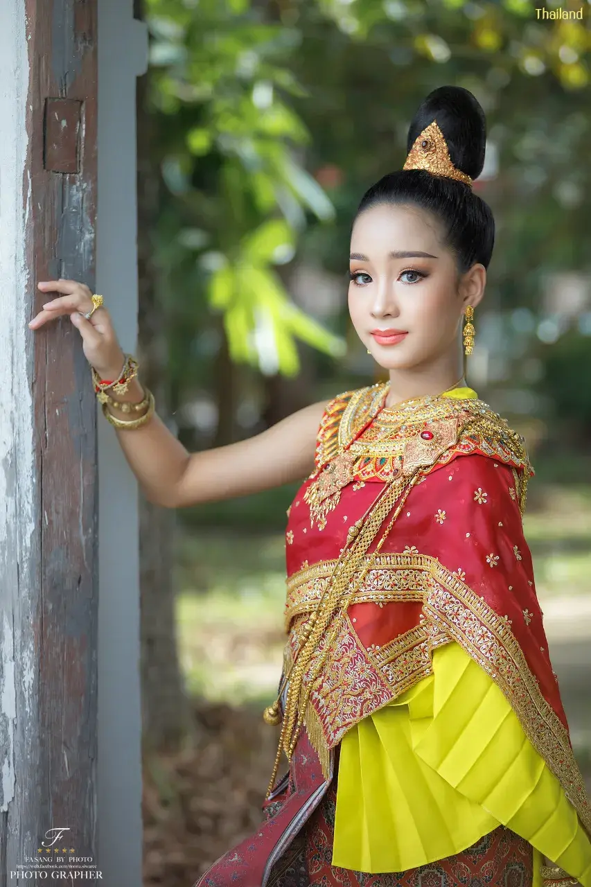 Girl in Thai Ancient Dress 🇹🇭