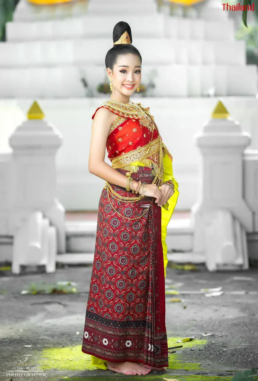 Girl in Thai Ancient Dress 🇹🇭