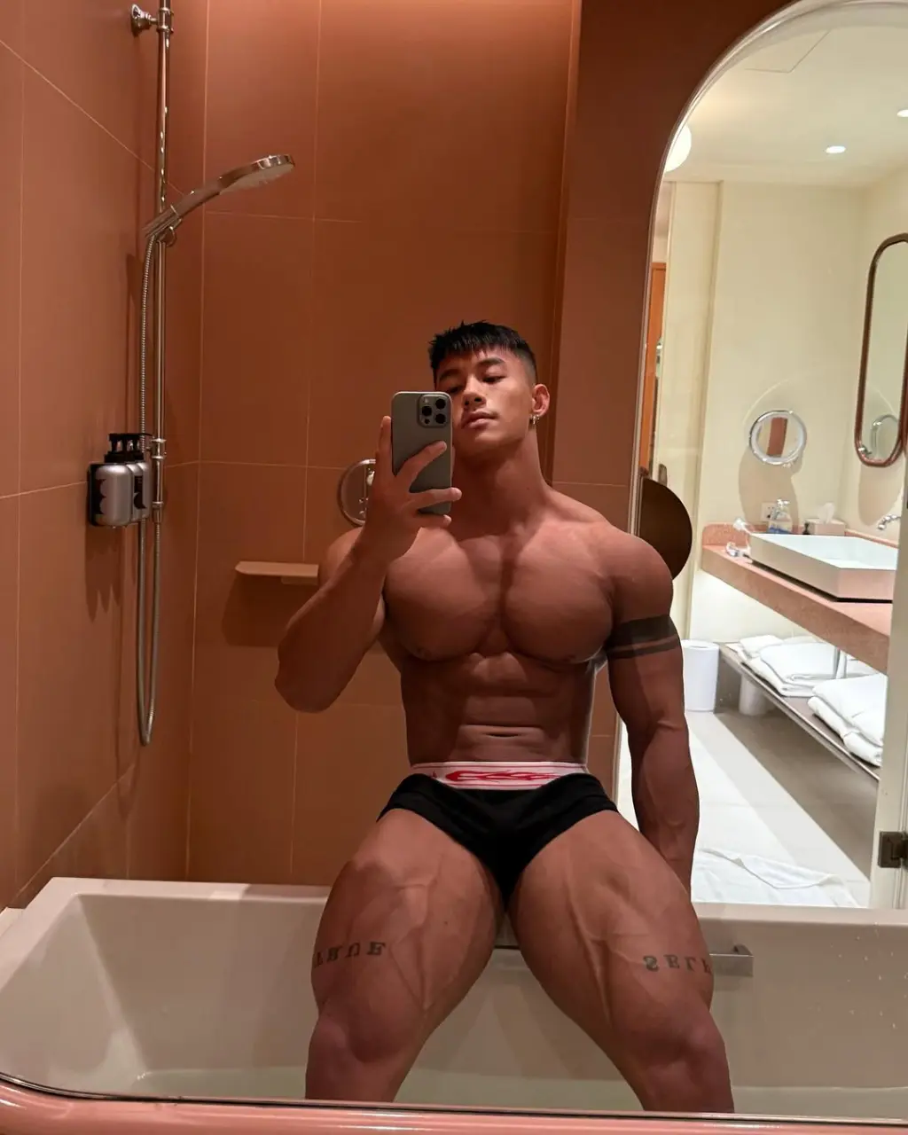 Fitness model : E V Λ Ν