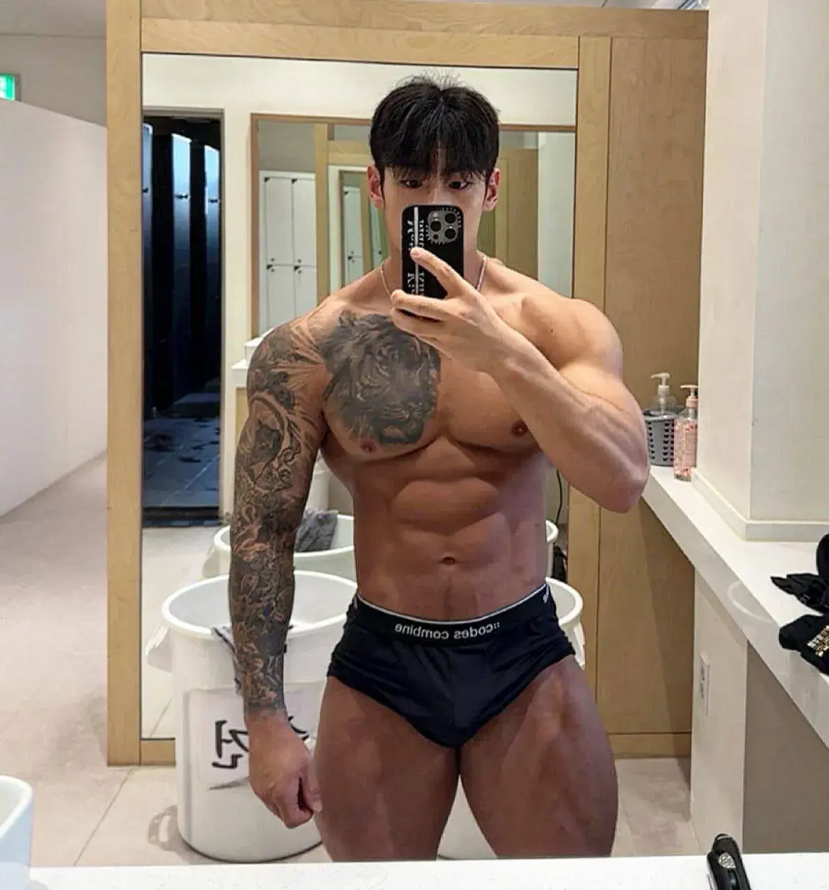 หนุ่มเกาหลีงานดี มีวาร์ป ( IG : zin___zero )