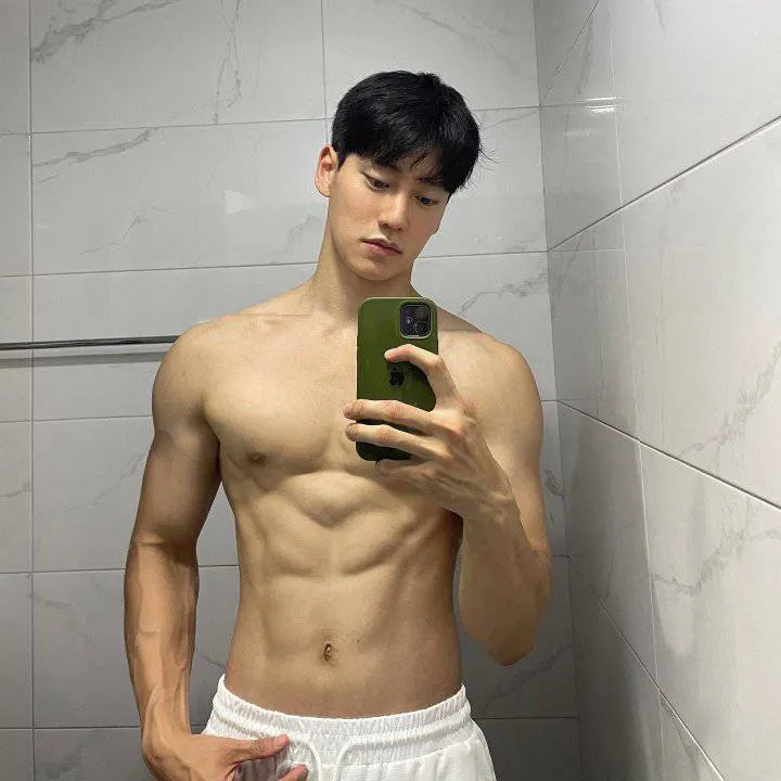 หนุ่มเกาหลีงานดี มีวาร์ป ( IG : daolum )