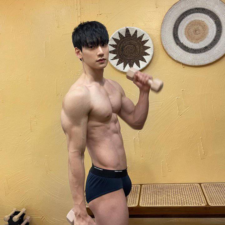 หนุ่มเกาหลีงานดี มีวาร์ป ( IG : daolum )