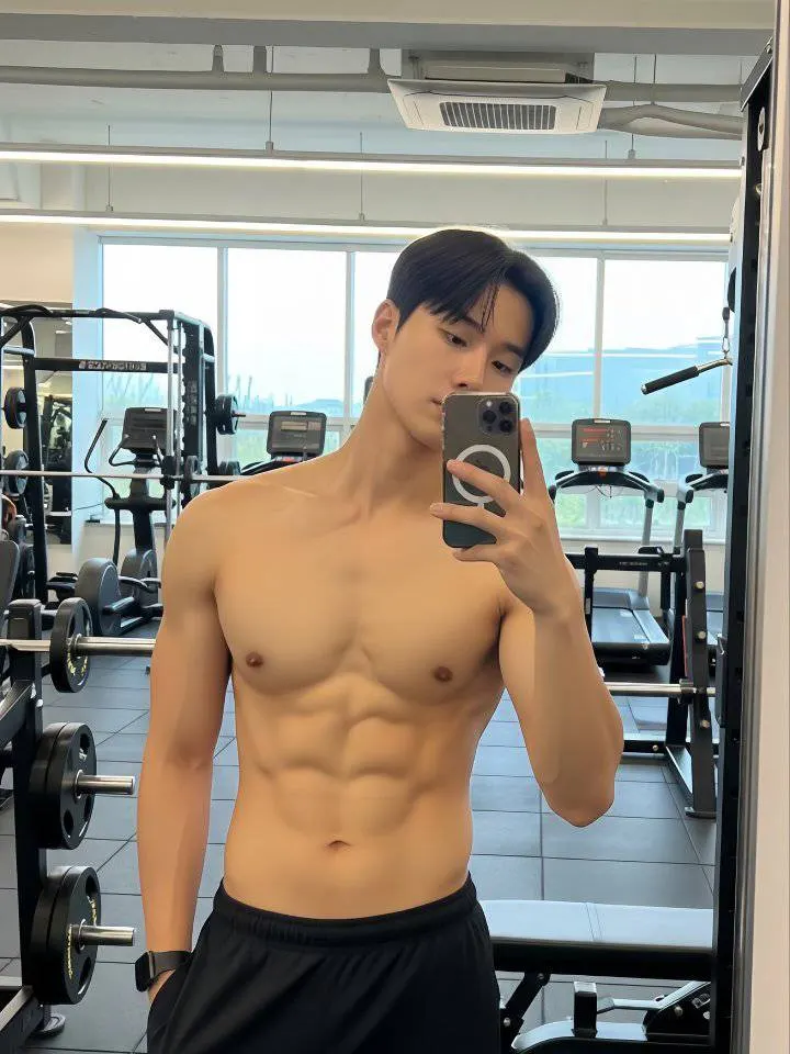 หนุ่มเกาหลีงานดี มีวาร์ป ( IG : mmhyuk_ )