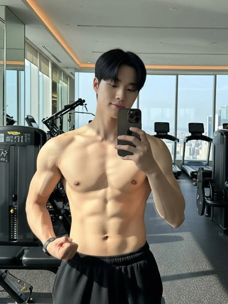 หนุ่มเกาหลีงานดี มีวาร์ป ( IG : mmhyuk_ )