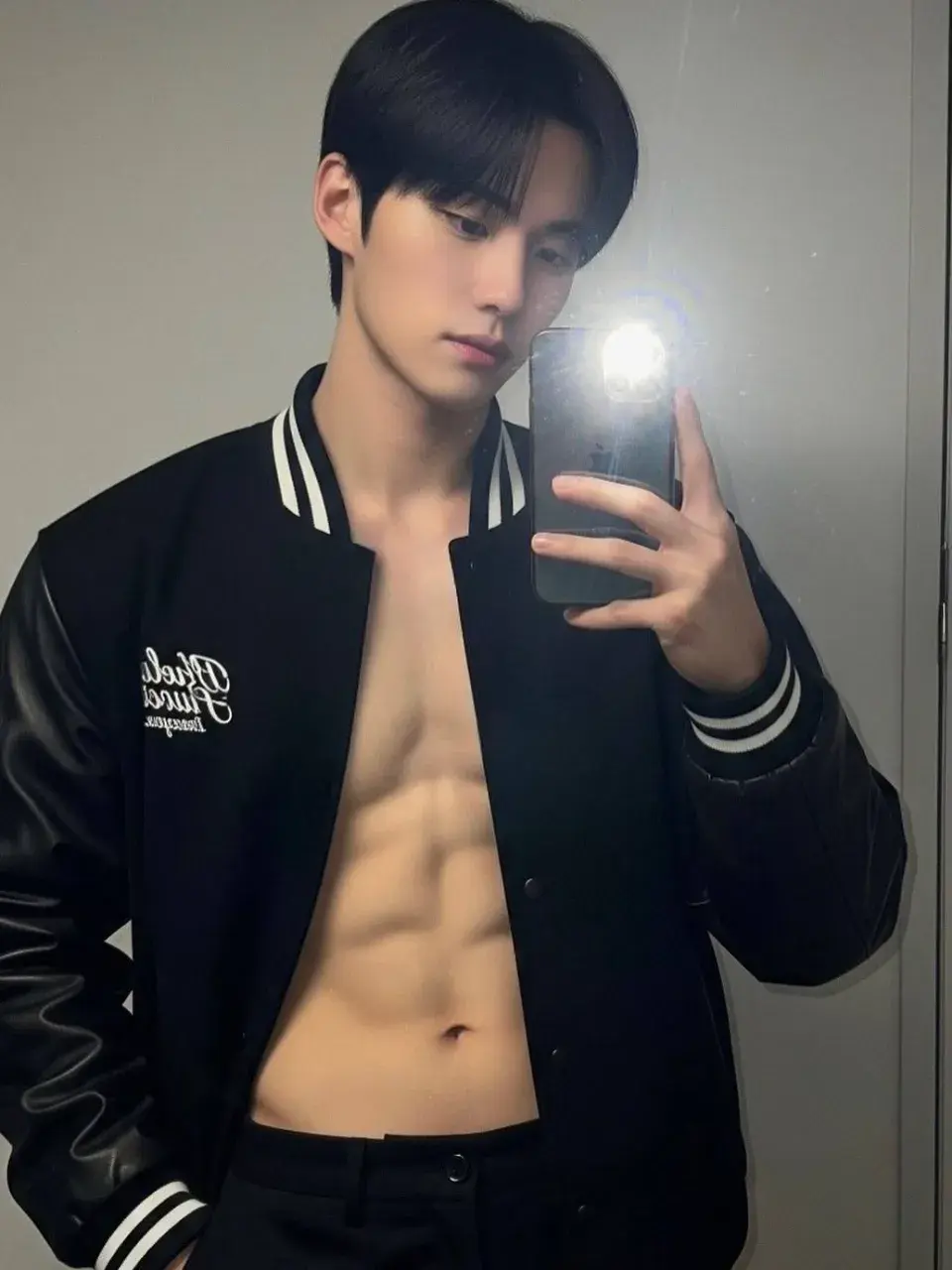 หนุ่มเกาหลีงานดี มีวาร์ป ( IG : mmhyuk_ )