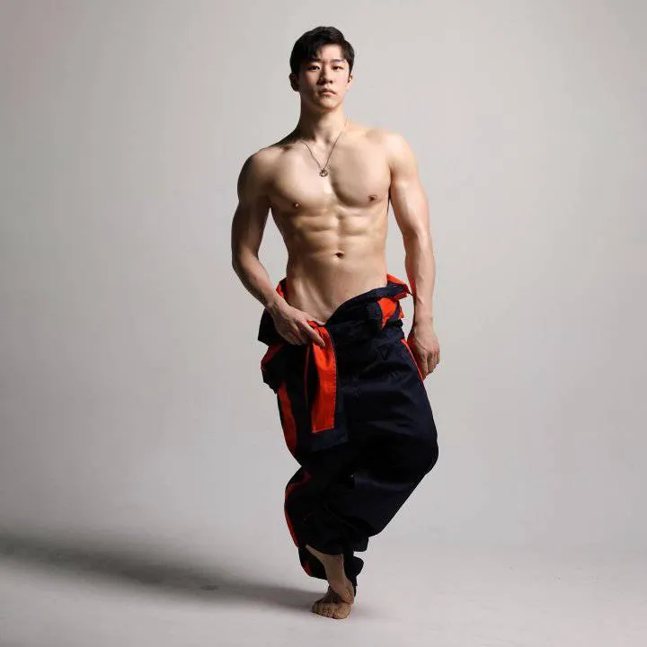 หนุ่มเกาหลีงานดี มีวาร์ป ( IG : yoondong._.e )