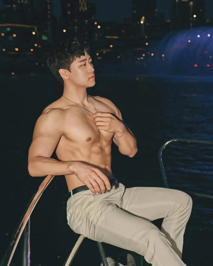 หนุ่มเกาหลีงานดี มีวาร์ป ( IG : yoondong._.e )