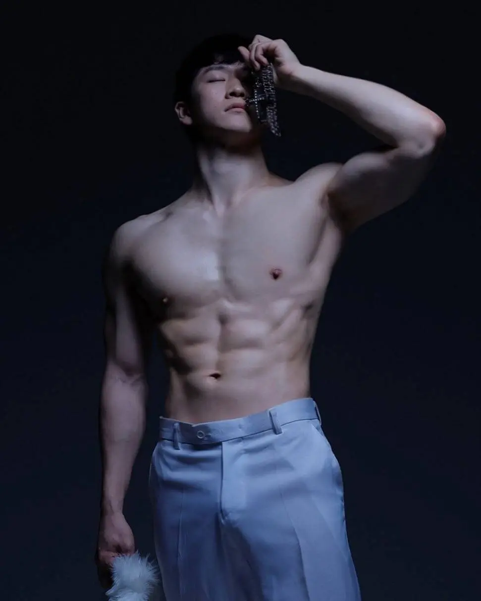 หนุ่มเกาหลีงานดี มีวาร์ป ( IG : yoondong._.e )