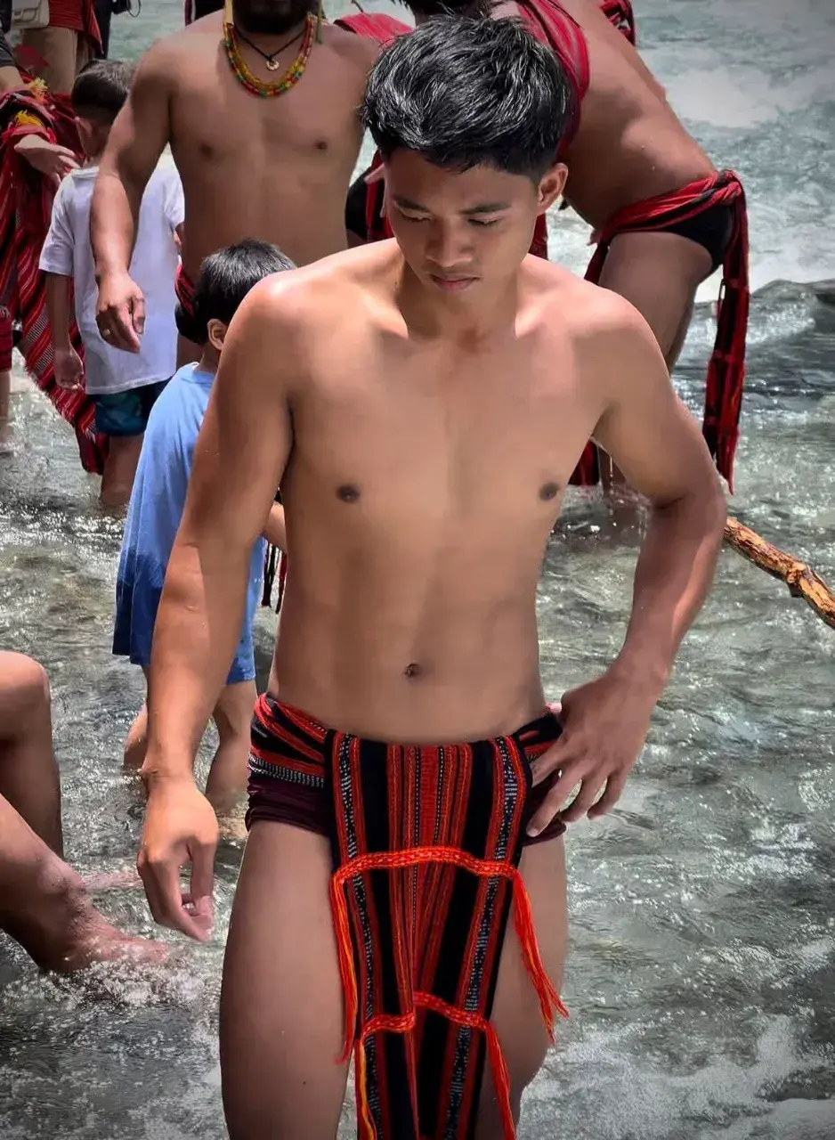 การใส่ผ้าเตี่ยว..ชาวอิฟูเกา