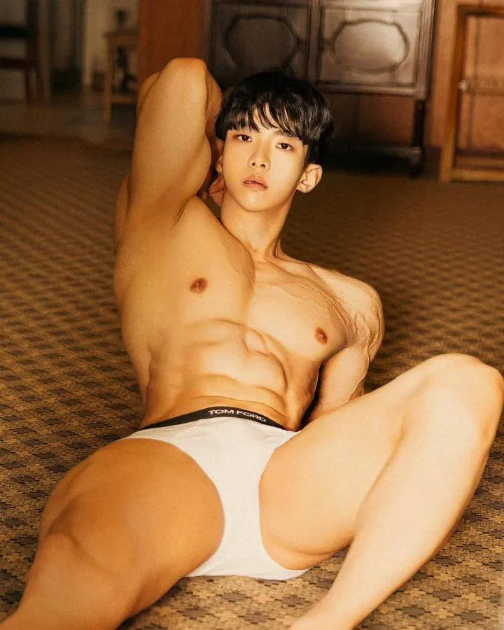 หนุ่มเกาหลีงานดี มีวาร์ป ( IG : yoasis0303 )