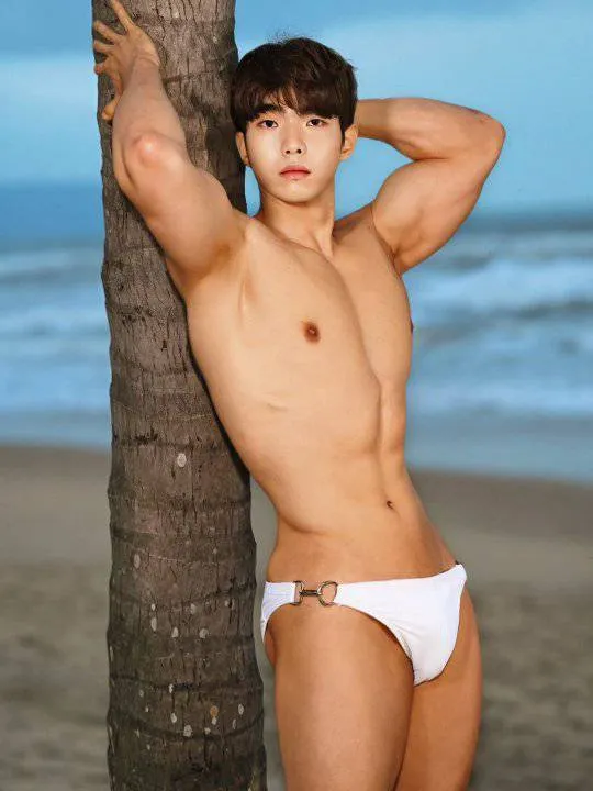 หนุ่มเกาหลีงานดี มีวาร์ป ( IG : yoasis0303 )