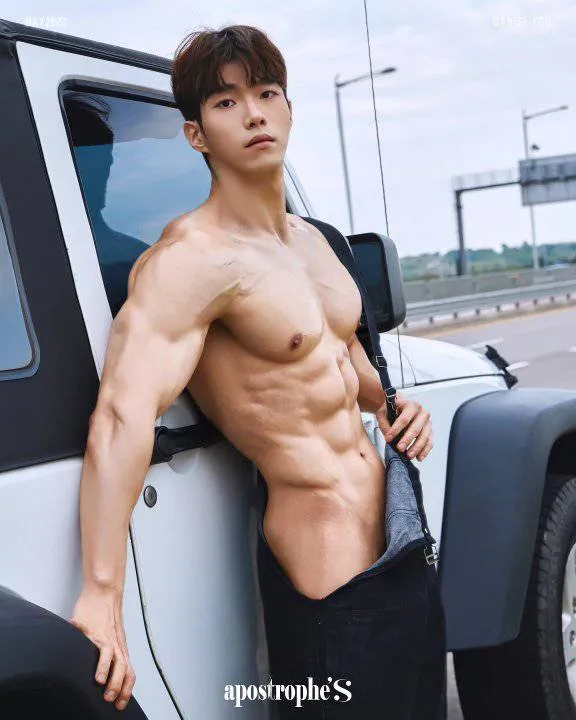 หนุ่มเกาหลีงานดี มีวาร์ป ( IG : yoasis0303 )