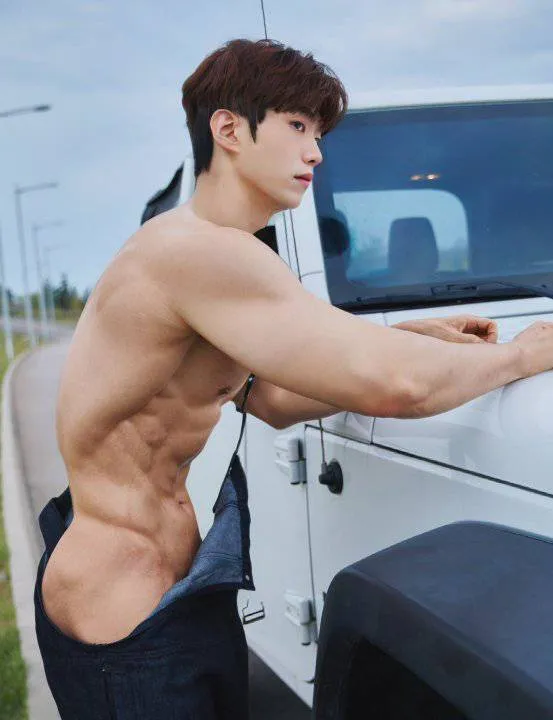 หนุ่มเกาหลีงานดี มีวาร์ป ( IG : yoasis0303 )