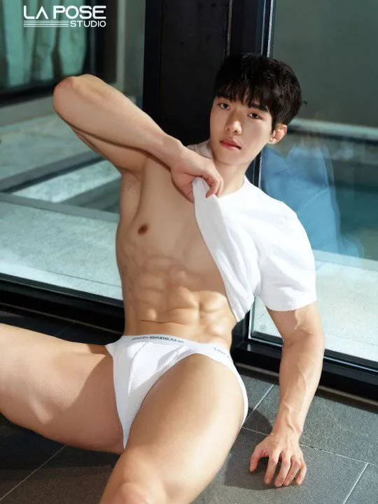 หนุ่มเกาหลีงานดี มีวาร์ป ( IG : yoasis0303 )