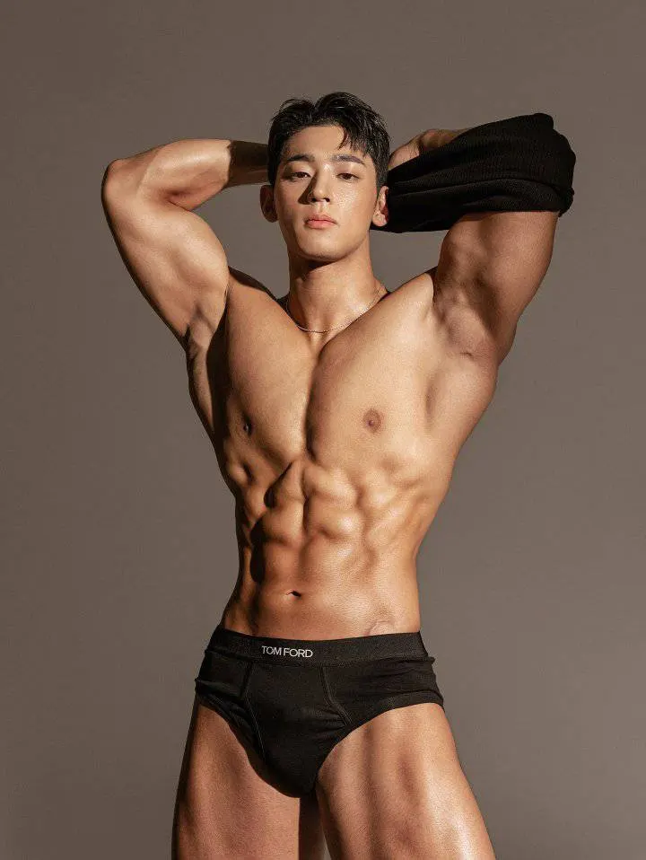 หนุ่มเกาหลีงานดี มีวาร์ป ( IG : hwi_hhh )