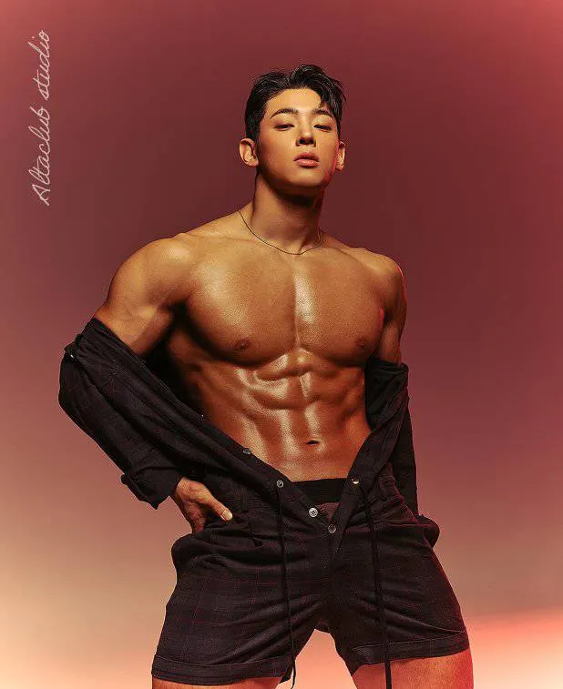 หนุ่มเกาหลีงานดี มีวาร์ป ( IG : hwi_hhh )