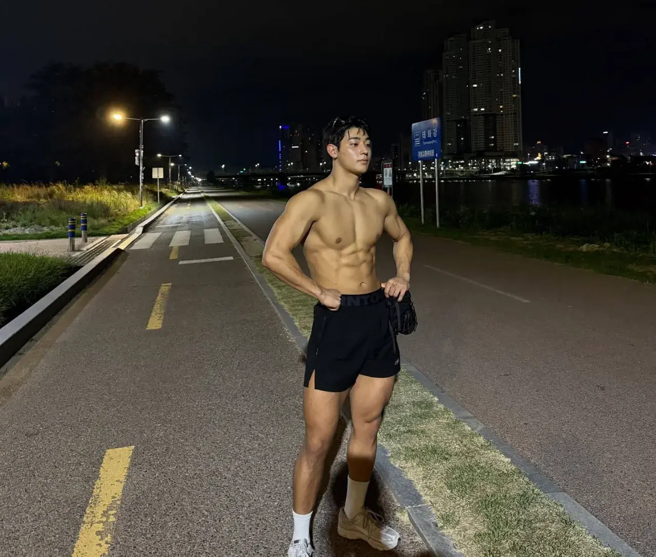 หนุ่มเกาหลีงานดี มีวาร์ป ( IG : hwi_hhh )