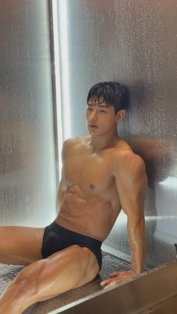 หนุ่มเกาหลีงานดี มีวาร์ป ( IG : hwi_hhh )