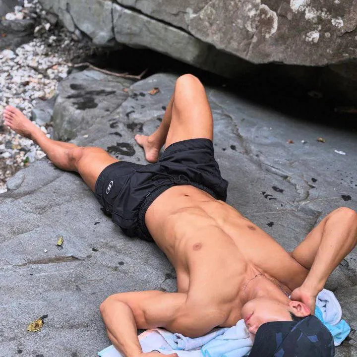 หนุ่มเกาหลีงานดี มีวาร์ป ( IG : hwi_hhh )