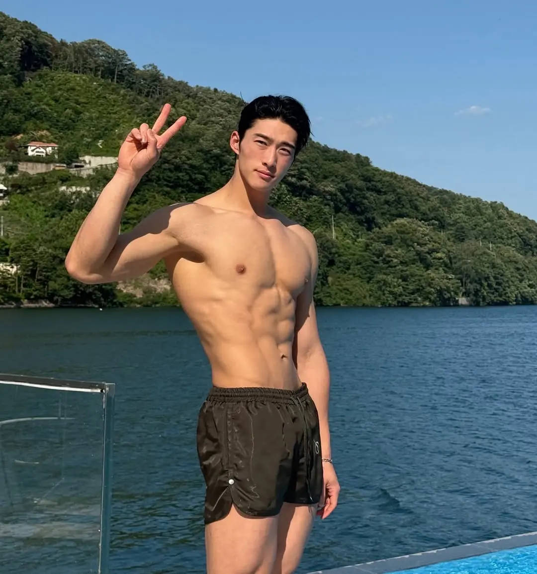 หนุ่มเกาหลีงานดี มีวาร์ป ( IG : hongbuzz_99 )